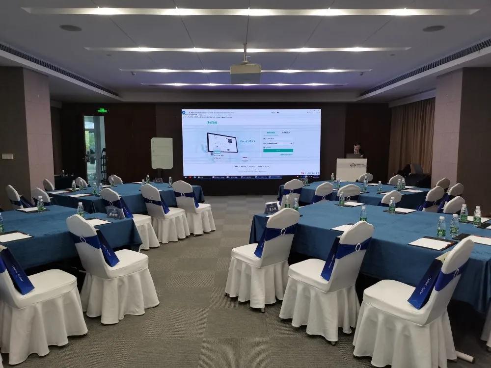 會務組正在進行會場整理及設備調試