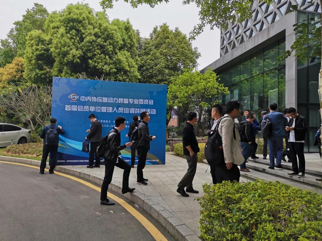 學員們陸續簽到入場